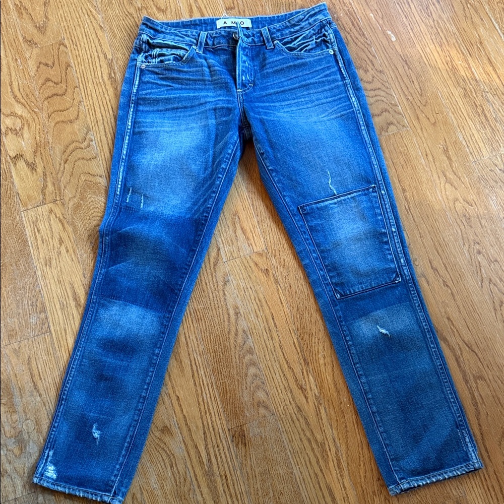AMO Straight-Leg Jeans in Medium Blue Wash